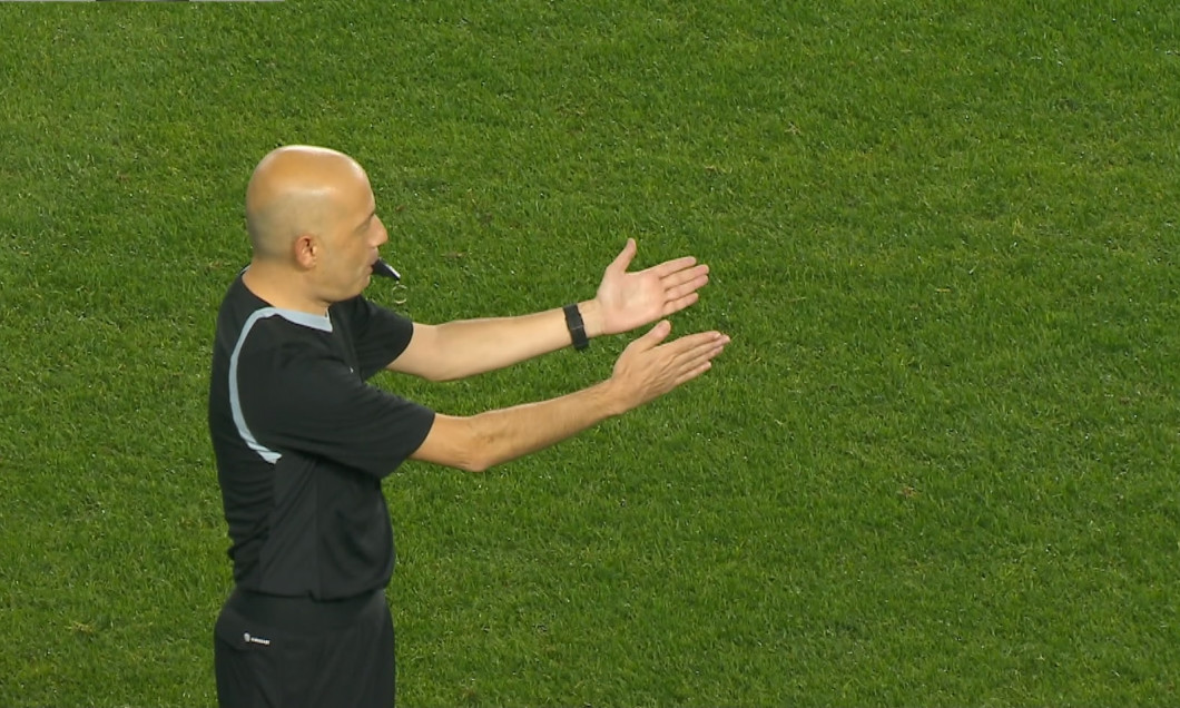 Arbitrul Cuneyt Cakir "a fluierat finalul" după 5 minute în meciul Turcia - Cehia. Sursă foto: sport.ro