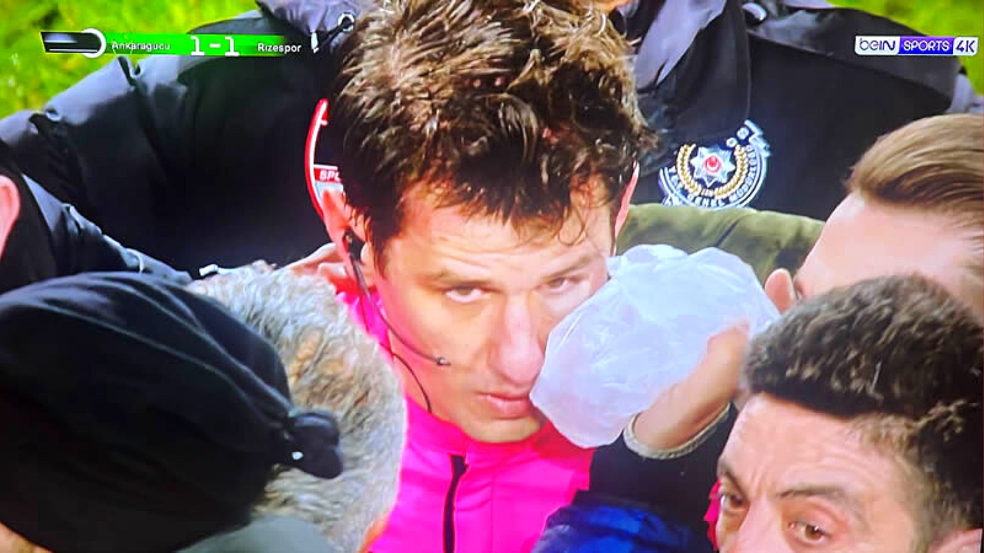 Bașcanul lui Ankaragucu a intrat pe teren și l-a lovit cu pumnul pe arbitru. Sursă foto: beinsport.com