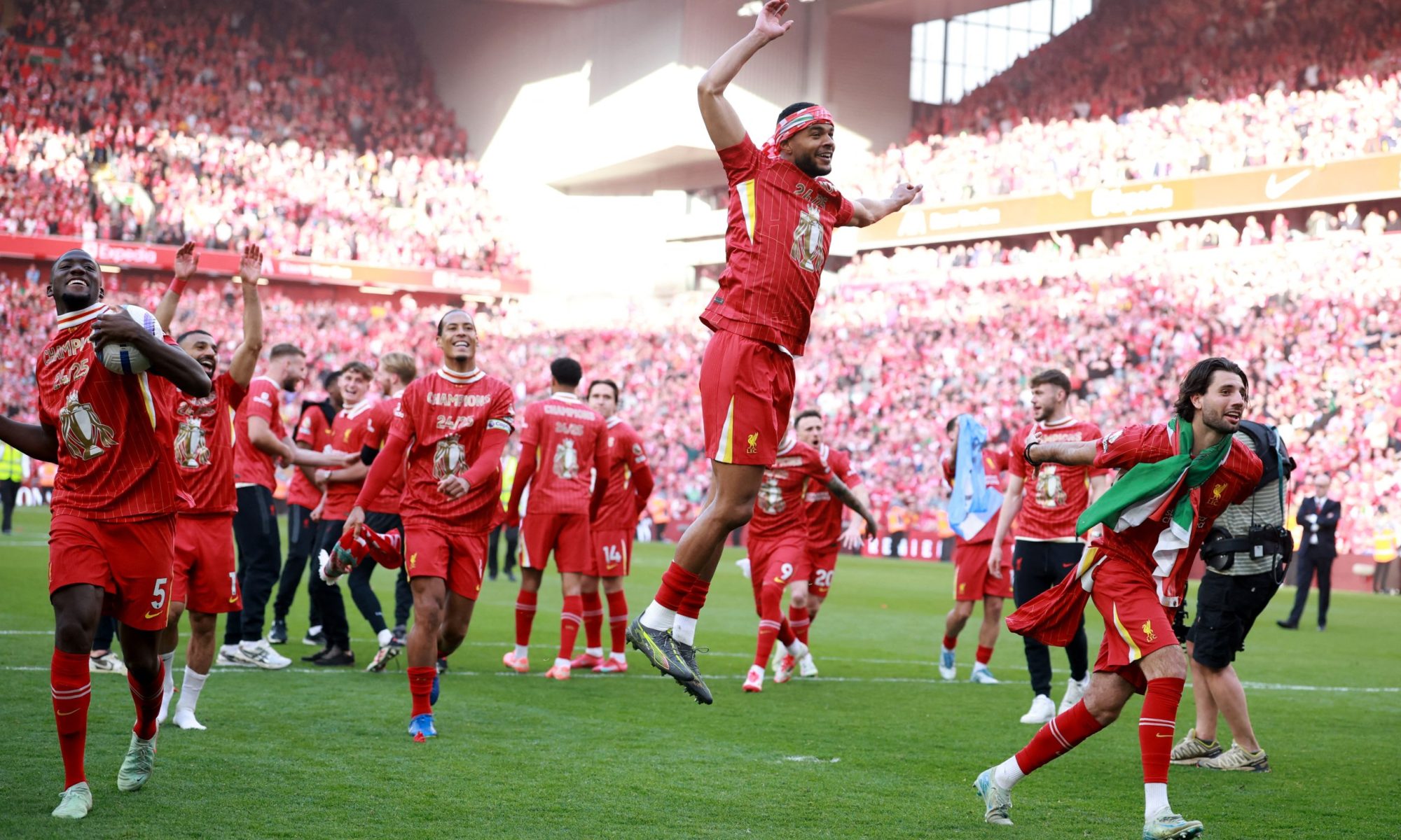 jucatorii lui liverpool sarbatoresc titlul cu numarul 20